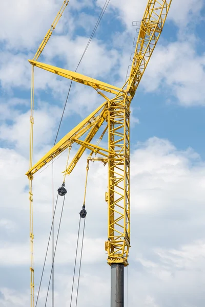 Large telescopic crane against cloudy sky — Stock Photo, Image