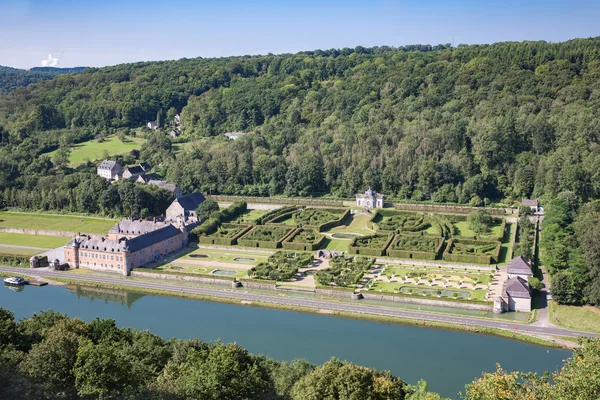 Vista aérea chateau Freyr ao longo do rio Meuse perto de Dinant, Bélgica — Fotografia de Stock
