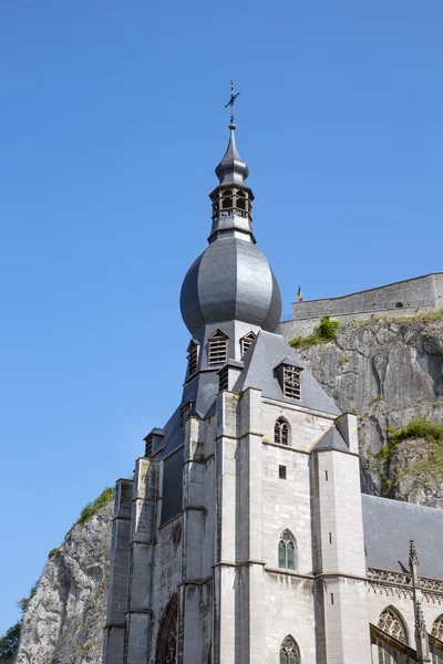 Leta upp till kyrkan och citadellet i Dinant, Belgium — Stockfoto