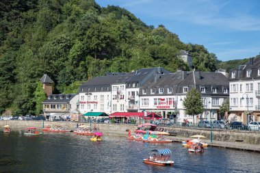 Bouillon turist rahatlatıcı kürek tekneler ile Belçika Nehri Semois