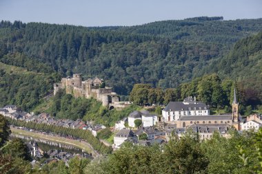 Belçika Ardennes Ortaçağ Kalesi ile havadan görünümü Bouillon