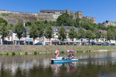 Deniz bisikleti River Semois kişi ile Belçika ortaçağ şehir