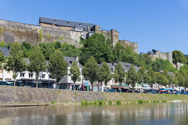 Città medievale belga lungo il fiume Semois con passeggiata e castello — Foto Stock