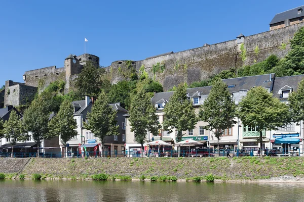 Ciudad medieval belga a lo largo del río Semois con paseo marítimo y castillo —  Fotos de Stock