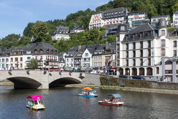 Vista em Bouillon com pedalos no rio Semois, Bélgica — Fotografia de Stock