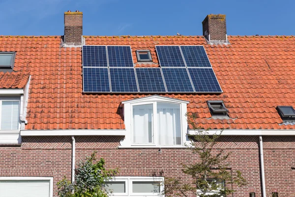 Çatıda güneş paneli ile müstakil ev — Stok fotoğraf