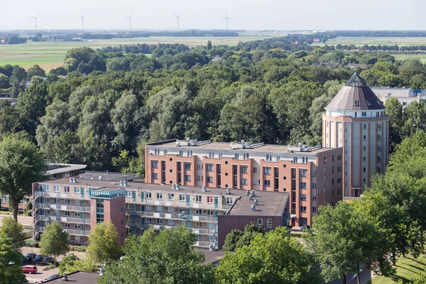 Edificios de apartamentos en Emmeloord, ciudad holandesa en un pólder — Foto de Stock