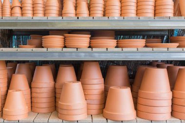 Taş ve seramik saksıları olan bahçe dükkanı