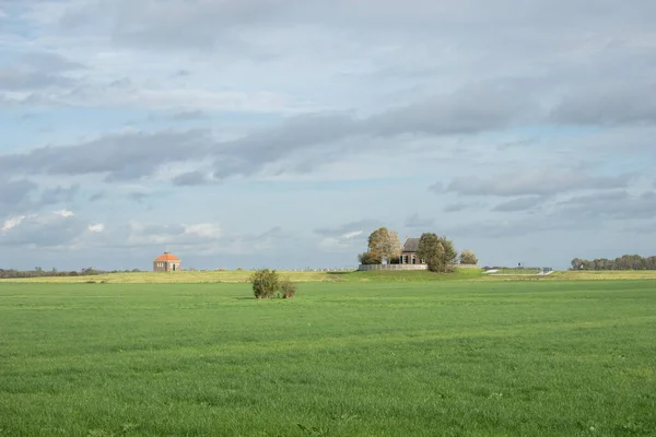 Дома бывшего острова Шокленд в голландской сельской местности Noordoostpolder — стоковое фото