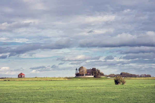 Häuser ehemalige Insel Schokland in holländischer Landschaft von Noordoostpolder — Stockfoto