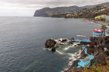 Madeira 'nın Atlantik kıyısında insanlarla yüzme havuzu.