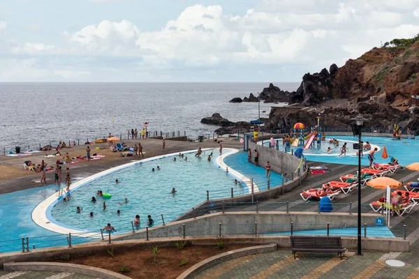 Zwembad met ontspannende mensen aan de Atlantische kust van Madeira — Stockfoto