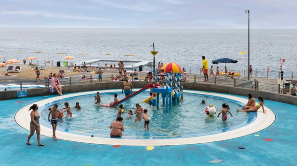 Wading pool with relaxing people at Atlantic coast of Madeira — Stock Photo, Image