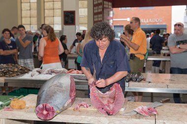 Kasap balık pazarında ton balığı hazırlıyor Funchal, Madeira adasında