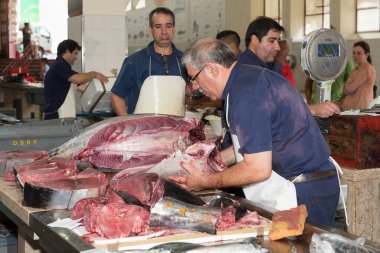Kasap balık pazarında ton balığı hazırlıyor Funchal, Madeira adasında