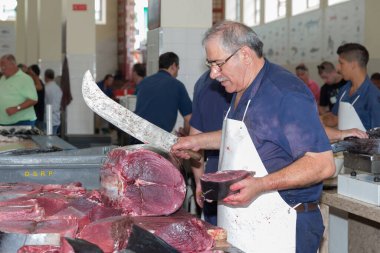 Kasap balık pazarında ton balığı hazırlıyor Funchal, Madeira adasında