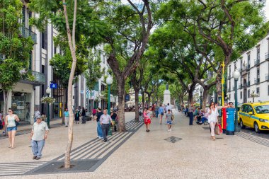 İnsanlar Portekiz 'in Madeira Adası' ndaki ana caddede alışveriş yapıyorlar.
