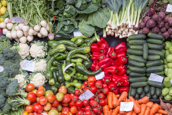 Фрукты и овощи на рынке Фуншала, Мадейра — стоковое фото