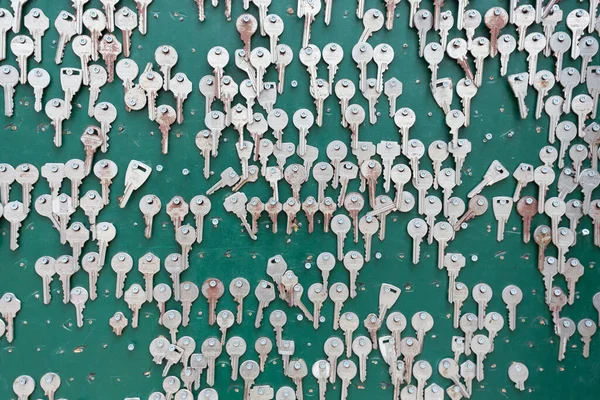 Birçok metal tuşlu yeşil duvar — Stok fotoğraf