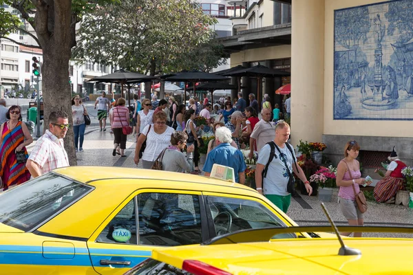 Oameni în apropiere de piața de intrare Mercado dos Lavradores, Funchal, Portugalia — Fotografie, imagine de stoc