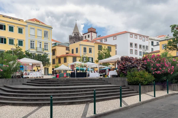 Klein plein met enkele restaurants in het centrum van Funchal stad, Madeira Eiland — Stockfoto