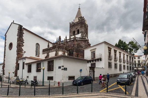 Widok na katedrę w centrum Funchal, wyspa Madera, Portugalia — Zdjęcie stockowe