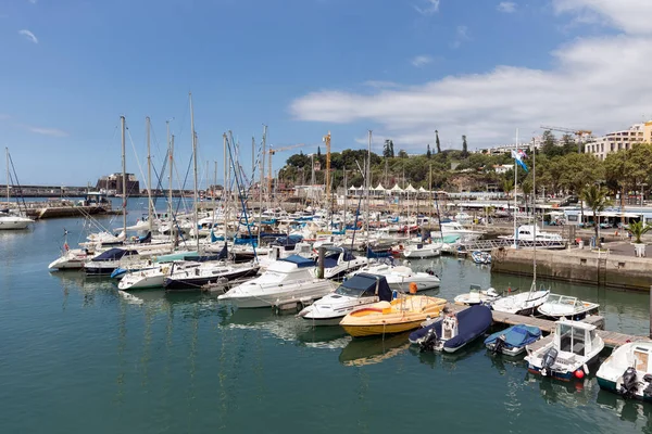 Jachthafen Funchal mit schwimmenden Jettys und festgemachten Segelschiffen — Stockfoto