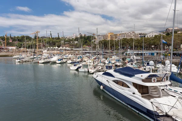 Jachthafen Funchal mit schwimmenden Jettys und festgemachten Segelschiffen — Stockfoto