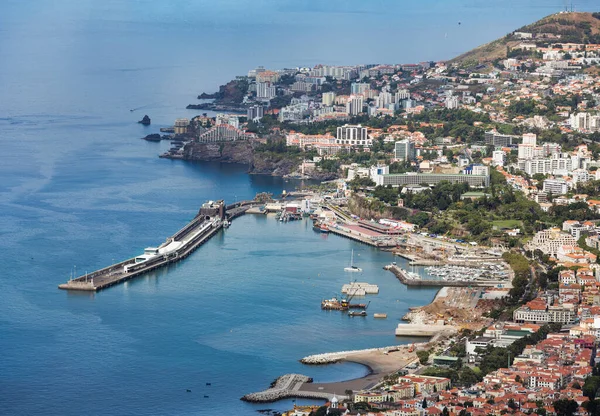 Vista en el puerto de Funchal, capital de la madeira Portugesa — Foto de Stock