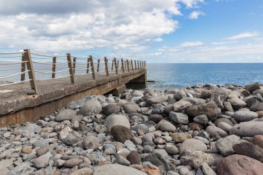 Portekiz Madeira Adası 'ndaki Canico yakınlarındaki çakıl taşlı plajda Jetty.