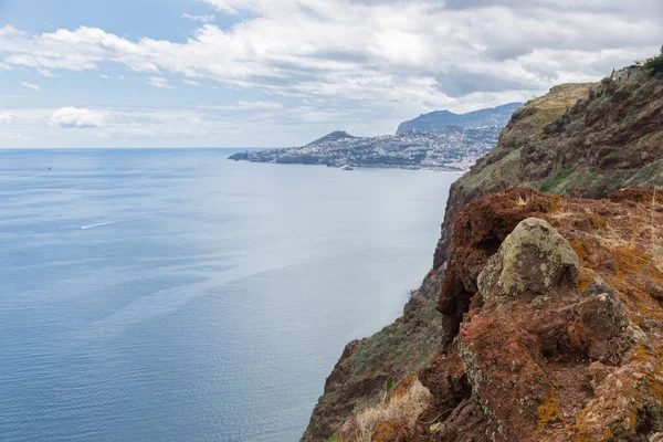 Costa Madeira con vista a la capital Funchal — Foto de Stock