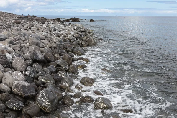 Praia de pedras e seixos perto de Canico na Ilha da Madeira de Portugese — Fotografia de Stock