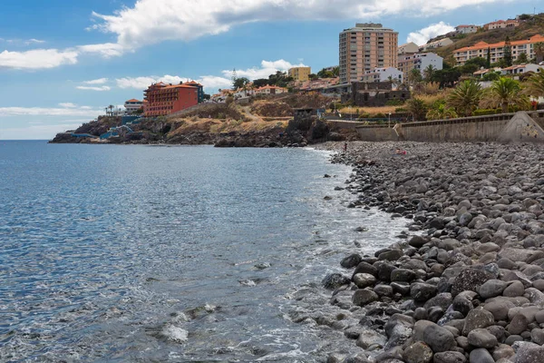 Praia de pedras e seixos perto de Canico na Ilha da Madeira de Portugese — Fotografia de Stock