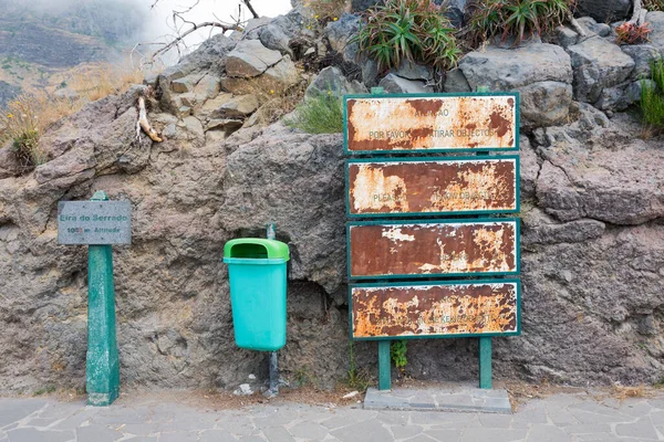 Painéis de informação enferrujados no miradouro Eira do Serrado, Ilha da Madeira — Fotografia de Stock