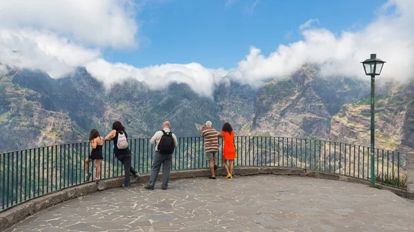Persone che si chiedono una vista sulle montagne all'isola di Madeira, Portogallo — Foto Stock