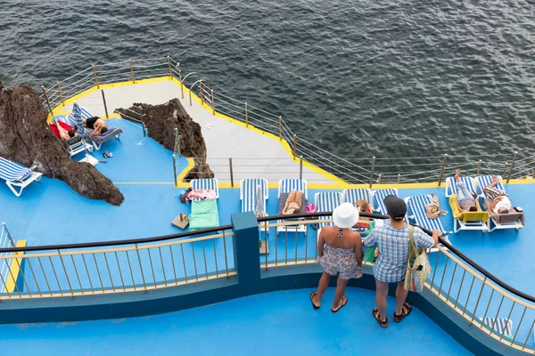 Madeira Adası 'nda sahil sandalyesinde oturan insanlarla dolu bir otel. — Stok fotoğraf