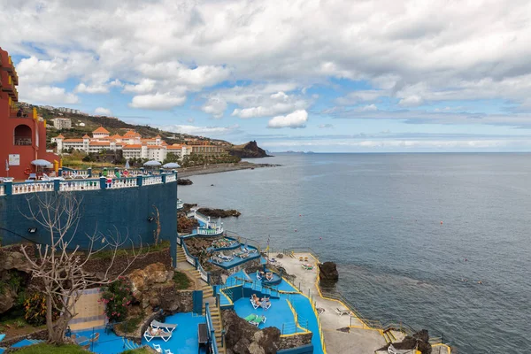 Hotel con cada silla en la costa rocosa de la isla de Madeira —  Fotos de Stock