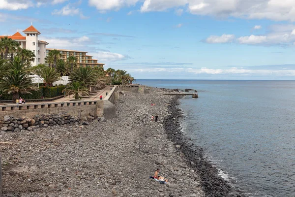 Praia de pedras e seixos perto de Canico na Ilha da Madeira de Portugese — Fotografia de Stock