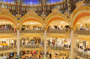 İnsanlar Paris, Fransa 'daki Lafayette mağazasından alışveriş yapıyorlar.