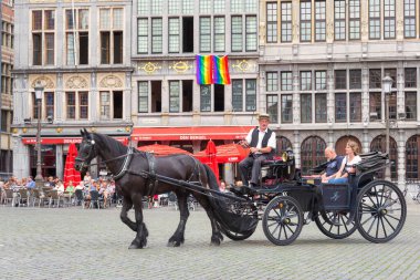 Antwerp Ortaçağ şehrinde bir at arabasında turistler