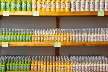 Taormina, Sicilya 'da yerel likör şişelerinin sergilendiği bir içki dükkanı.