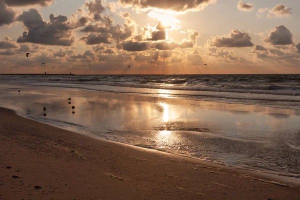 Kite surfing in the sunset at the beach of Scheveningen, the Ne — Stock Photo, Image