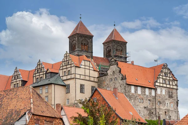 Kasteelheuvel met kerk St. Servatius in Quedlinburg, Duitsland — Stockfoto