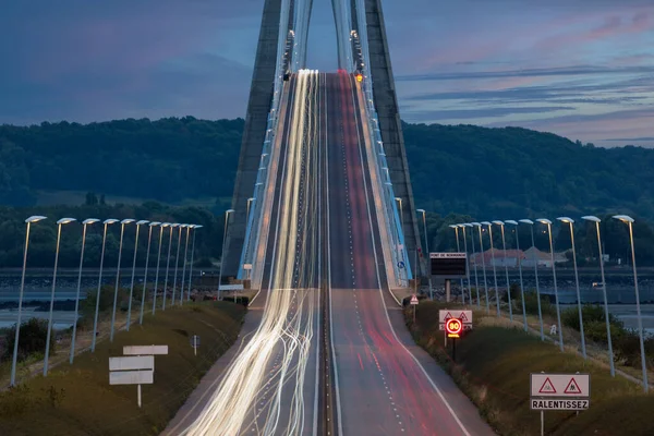 Lichte paden van auto 's bij Pont de Normandie — Stockfoto