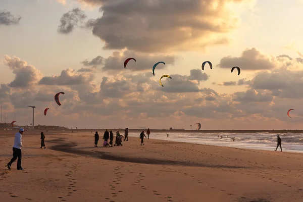 Kite surf al tramonto sulla spiaggia di Scheveningen, il Ne — Foto Stock