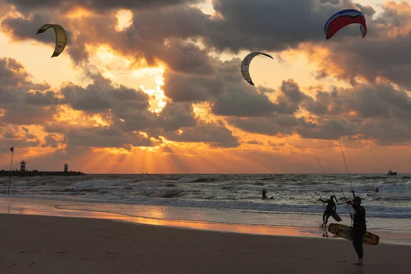 在Ne的Scheveningen海滩，夕阳西下的风筝冲浪 — 图库照片