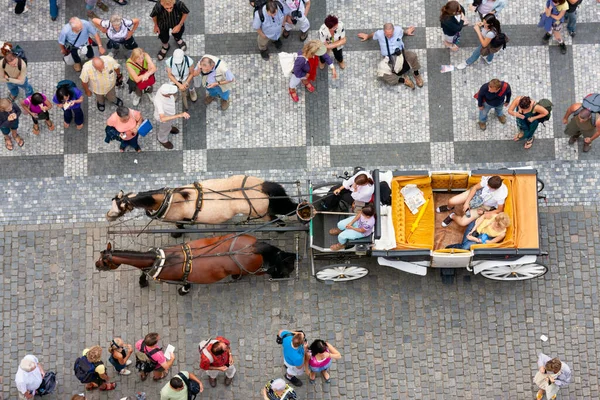 Transporte visto mirando hacia abajo desde el ayuntamiento de Praha — Foto de Stock