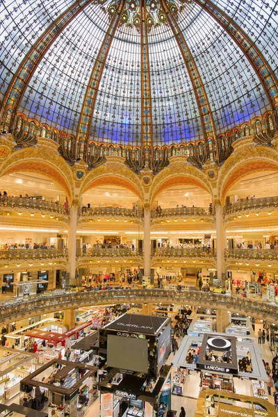 Mensen winkelen in luxe Lafayette warenhuis van Parijs, Frankrijk — Stockfoto