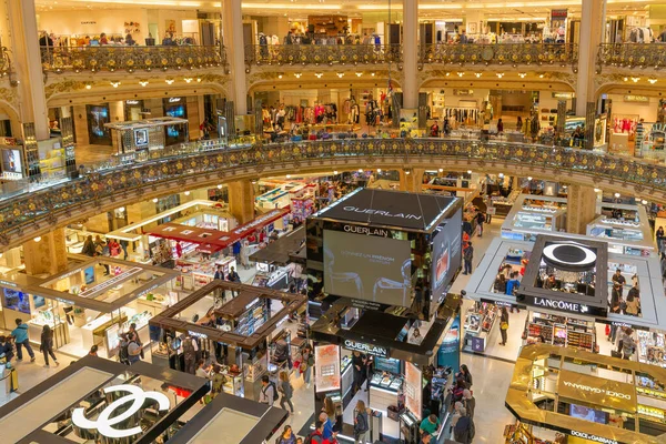 Pessoas comprando em luxo Lafayette loja de departamento de Paris, França — Fotografia de Stock