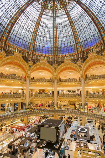 프랑스 파리에 있는 호화 스러운 라파예트 백화점에서 쇼핑하는 사람들 스톡 이미지